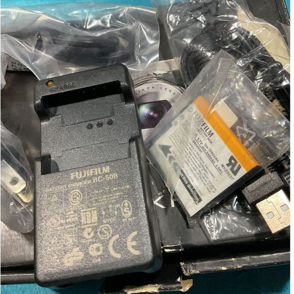 Fujifilm XF1 12.0MP Compact Digital Camera Red - Picture 9 of 10